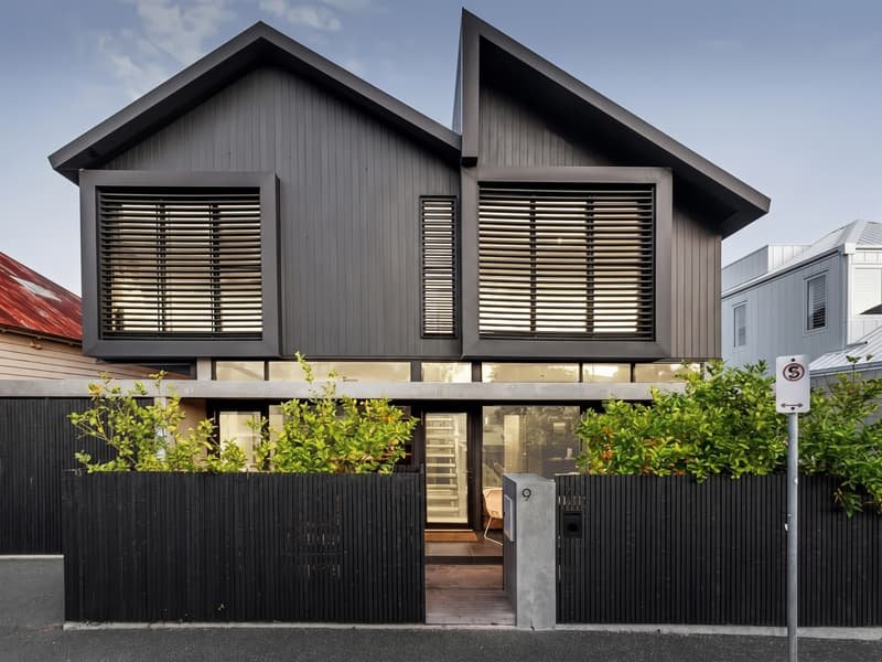 Contemporary dark-clad townhouse with timber screens in Richmond